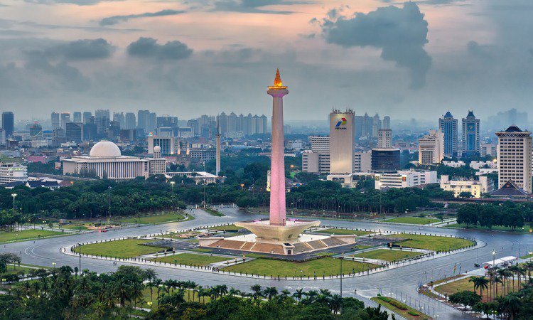 Rekomendasi Tempat Wisata Jakarta, Suasana Monas di malam hari